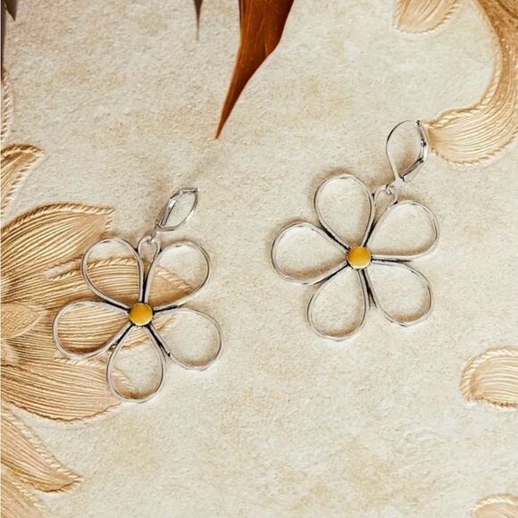🌼 NEW Elegant Silver Daisy Flower Dangle Earrings 🌼 - Picture 5 of 6